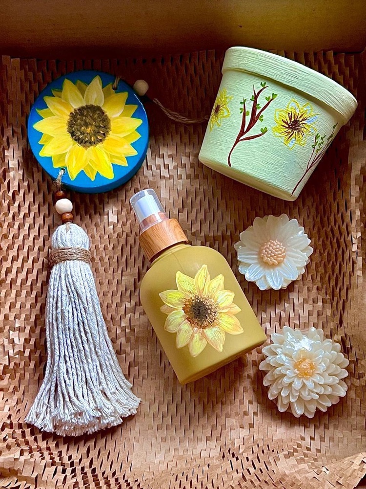 Kit presente com girassol pintado, vaso, frasco e flores decorativas