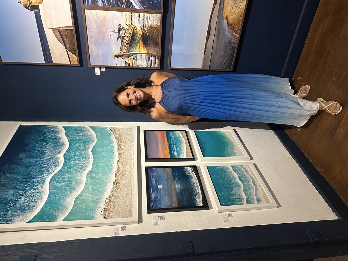 Michely Araujo ao lado de suas obras em exposição
